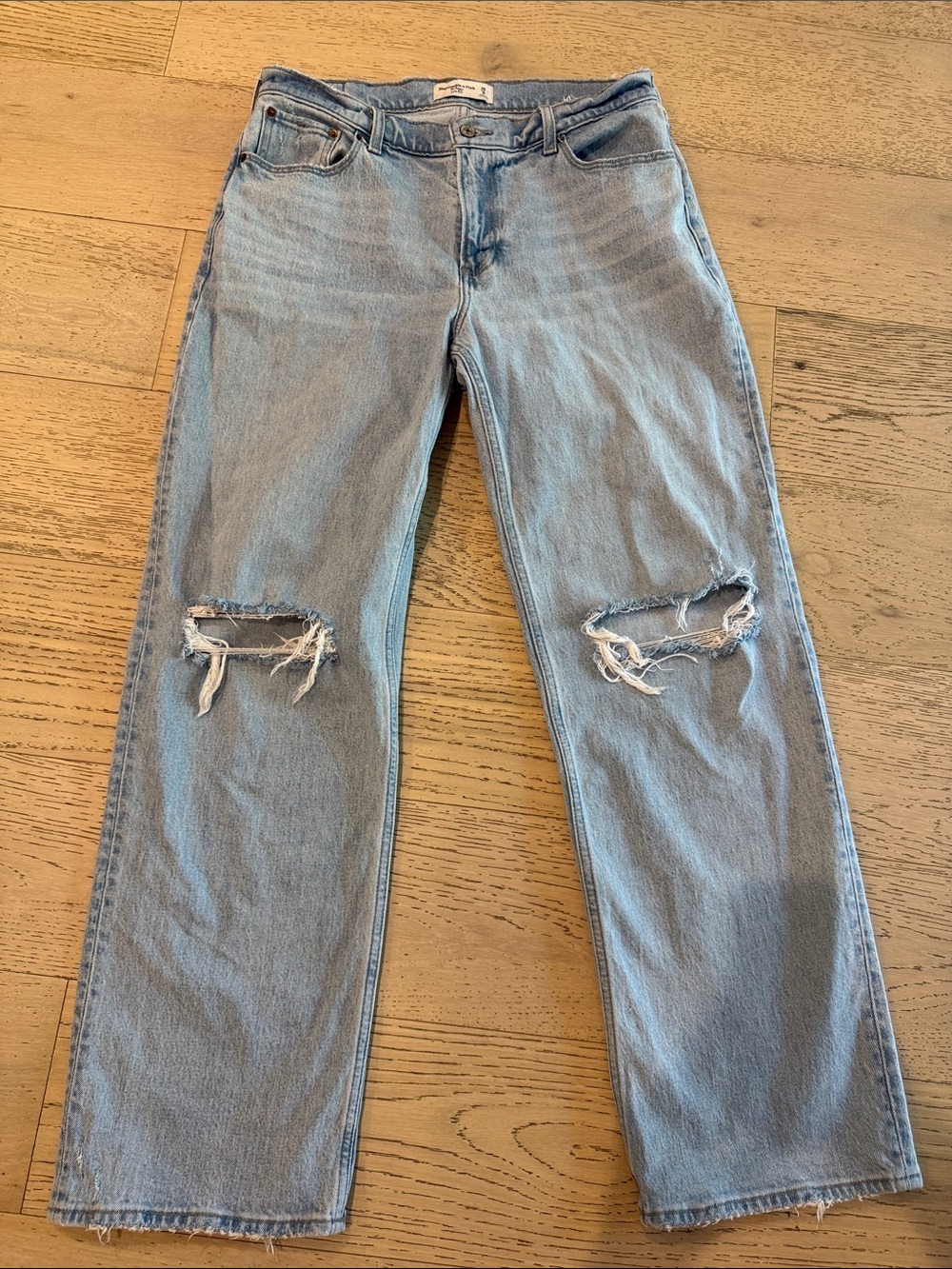 Abercrombie & Finch - The Baggy Loweise. Light Blue Distressed Women's - sz 29/8